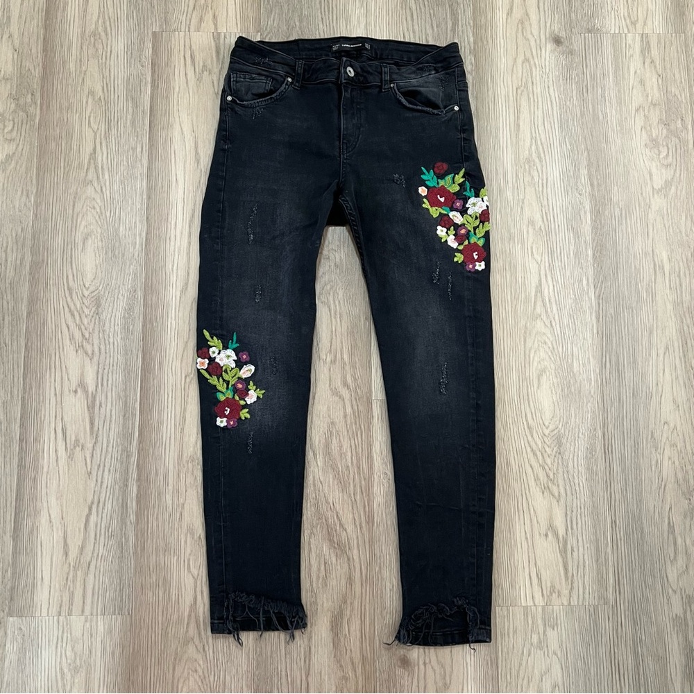 ZARA Trafaluc Black Skinny Jeans with Floral Embroidery & Raw Hem Size 8 - Picture 2 of 14
